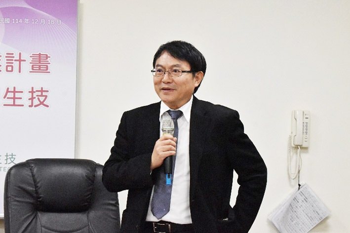 技術發明人長庚科大副校長黃聰龍進行技術介紹。